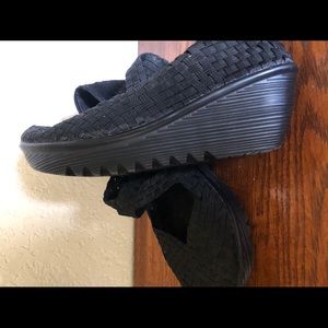 BM bernie mev. Black woven casual shoes. 🌼